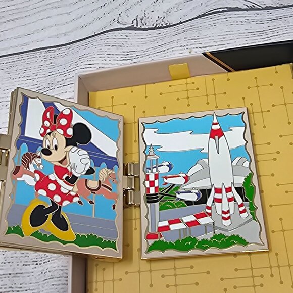 NEW! Minnie Mouse Admiring Fantasy Land & Tomorrow land t Z fold Pin LE 250 ARTI - Picture 6 of 7